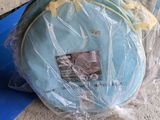 un sac de voyage emballé dans du plastique, posé par terre