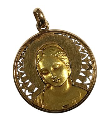 Gros plan sur une médaille d'or portant le visage d'une femme