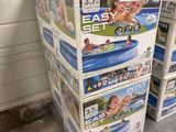 des cartons empilés les uns sur les autres sur une palette dans un magasin