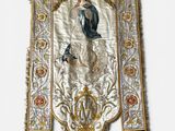 une bannière blanche et bleue sur laquelle figure l'image d'une femme tenant un oiseau