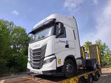 un camion qui se trouve à l'arrière d'une remorque à plateau