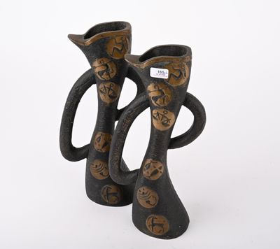 deux vases posés l'un à côté de l'autre sur une table