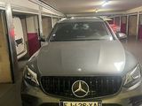une voiture garée dans un parking couvert, avec une plaque d'immatriculation à l'avant