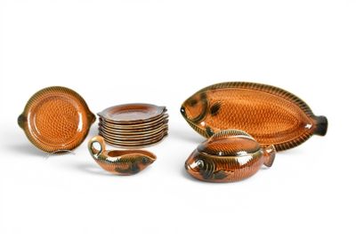 de nombreuses assiettes et bols posés les uns à côté des autres