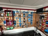 un vélo dans un magasin de vélos où de nombreux articles sont accrochés au mur