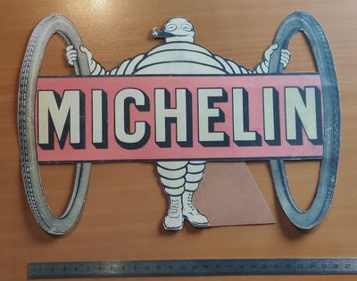 une pancarte sur laquelle est écrit « Michel » accrochée au mur à côté d'une règle