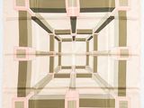 Le foulard carré en soie, beige et rose, présente un motif géométrique.