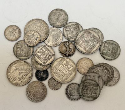 gros plan d'une pile de pièces d'argent sur une surface blanche