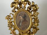 portrait d'un homme barbu dans un cadre en or
