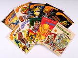 une pile de bandes dessinées empilées les unes sur les autres sur une table