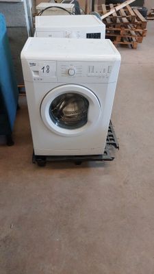 une machine à laver posée au milieu d'une pièce