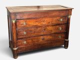 une vieille commode en bois avec un plateau en marbre
