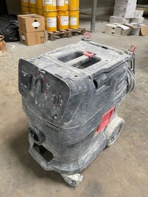 un bloc de béton posé sur un chariot dans un entrepôt