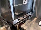 un micro-ondes posé au milieu d'une cuisine