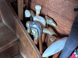 une boîte en bois remplie de divers outils