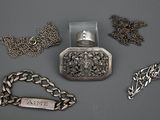 beaucoup d'objets en argent posés sur une table