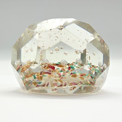 un gros cristal contenant de nombreuses petites pierres