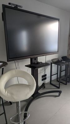 un téléviseur à écran plat posé sur un meuble dans un salon
