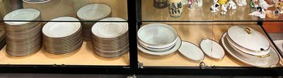 plusieurs assiettes et bols exposés dans une vitrine