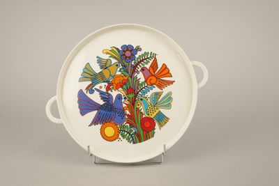 une assiette blanche ornée d'un motif représentant un oiseau et des fleurs