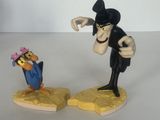 une figurine représentant un homme et un oiseau posée sur une table
