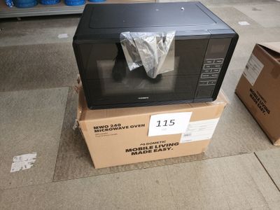 un micro-ondes posé sur une boîte dans un magasin