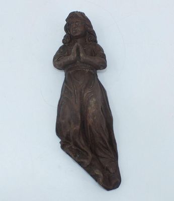 une statue représentant une femme, accrochée au mur