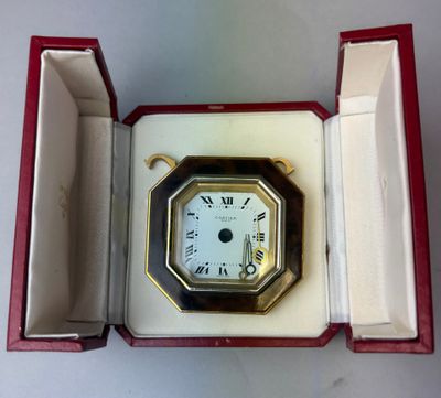 une boîte contenant une horloge, posée sur une table
