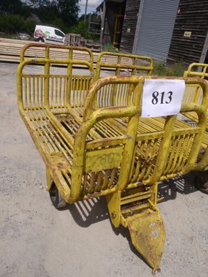 un lit jaune portant un numéro, dans un parking