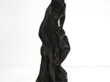 l'image d'une statue de femme assise sur un tabouret