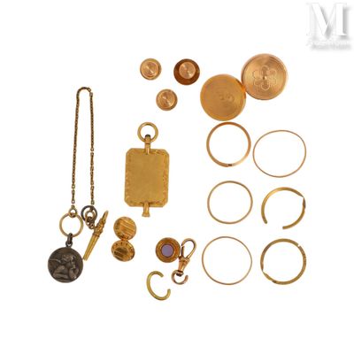 un assortiment de bijoux en or et en argent sur fond blanc