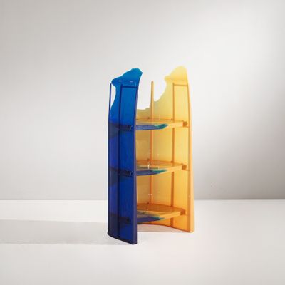 deux bibliothèques bleues et jaunes posées sur une surface blanche