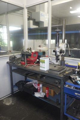 un établi avec de nombreux outils