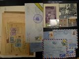 quelques vieilles enveloppes sont posées sur une table noire