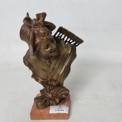 statue en bronze représentant une femme tenant un peigne, posée sur un socle en bois