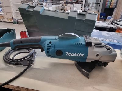 une machine posée sur une table dans une pièce