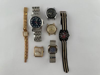 un grand nombre de montres posées sur une table