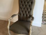 une chaise qui se trouve dans le coin d'une pièce
