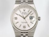 une montre en argent avec un cadran blanc