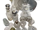 beaucoup d'objets en verre posés sur la table