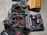 un grand nombre d'outils posés sur le sol