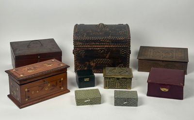 Plusieurs petites boîtes en bois sont alignées sur une surface blanche