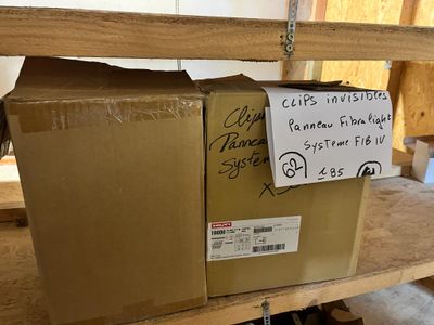 une boîte posée sur une étagère dans une pièce