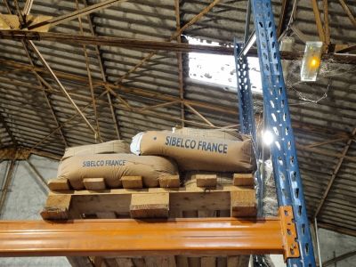 une grande quantité de bois empilée sur une palette dans un entrepôt
