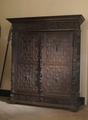 un grand meuble en bois dans le coin d'une pièce