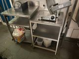 une machine posée sur une table dans une cuisine