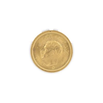 gros plan d'une pièce d'or sur une surface blanche