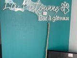 a sign on the wall that says it is a date