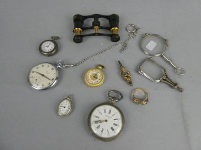 de nombreux types de montres de poche sur la table