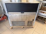 une armoire métallique avec un plan de travail noir dans une cuisine